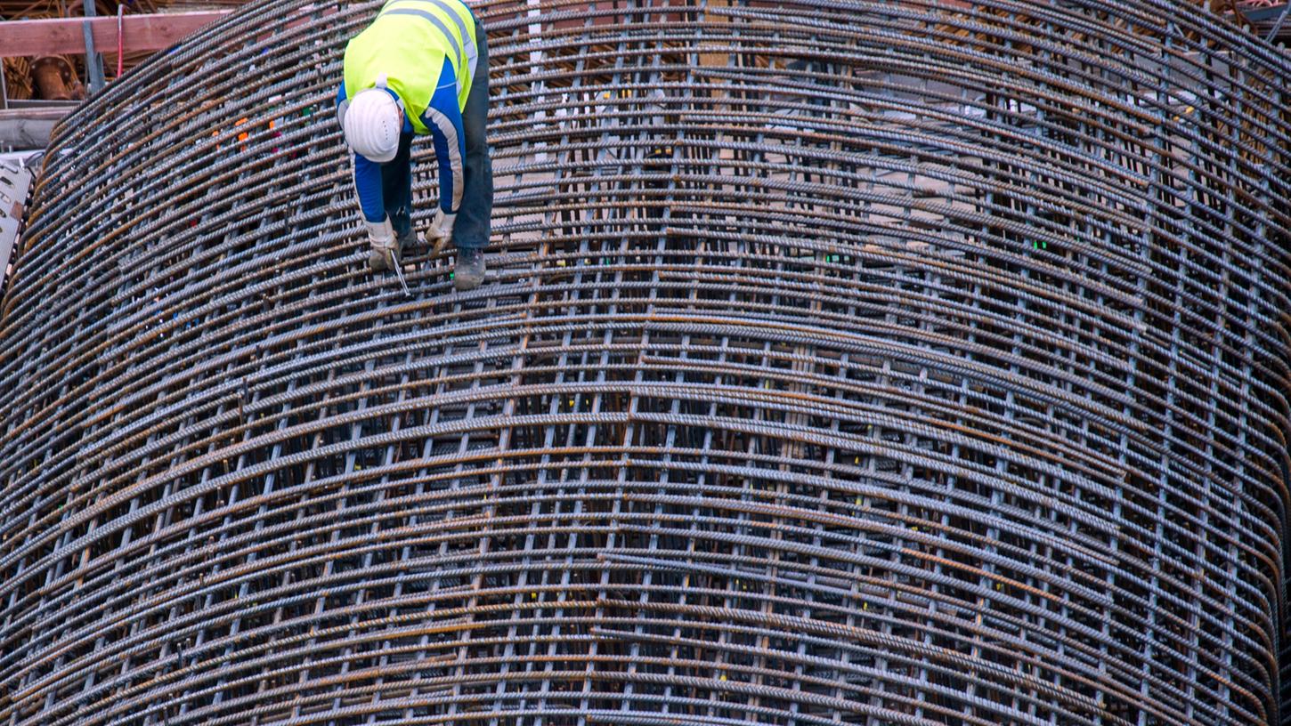 Baustoffe wie Holz, Stahl oder Dämmmaterialien verteuern sich in der Pandemie rasant, teilt das Statistische Bundesamt mit.
Baustoffe wie Holz, Stahl oder Dämmmaterialien verteuern sich in der Pandemie rasant, teilt das Statistische Bundesamt mit.