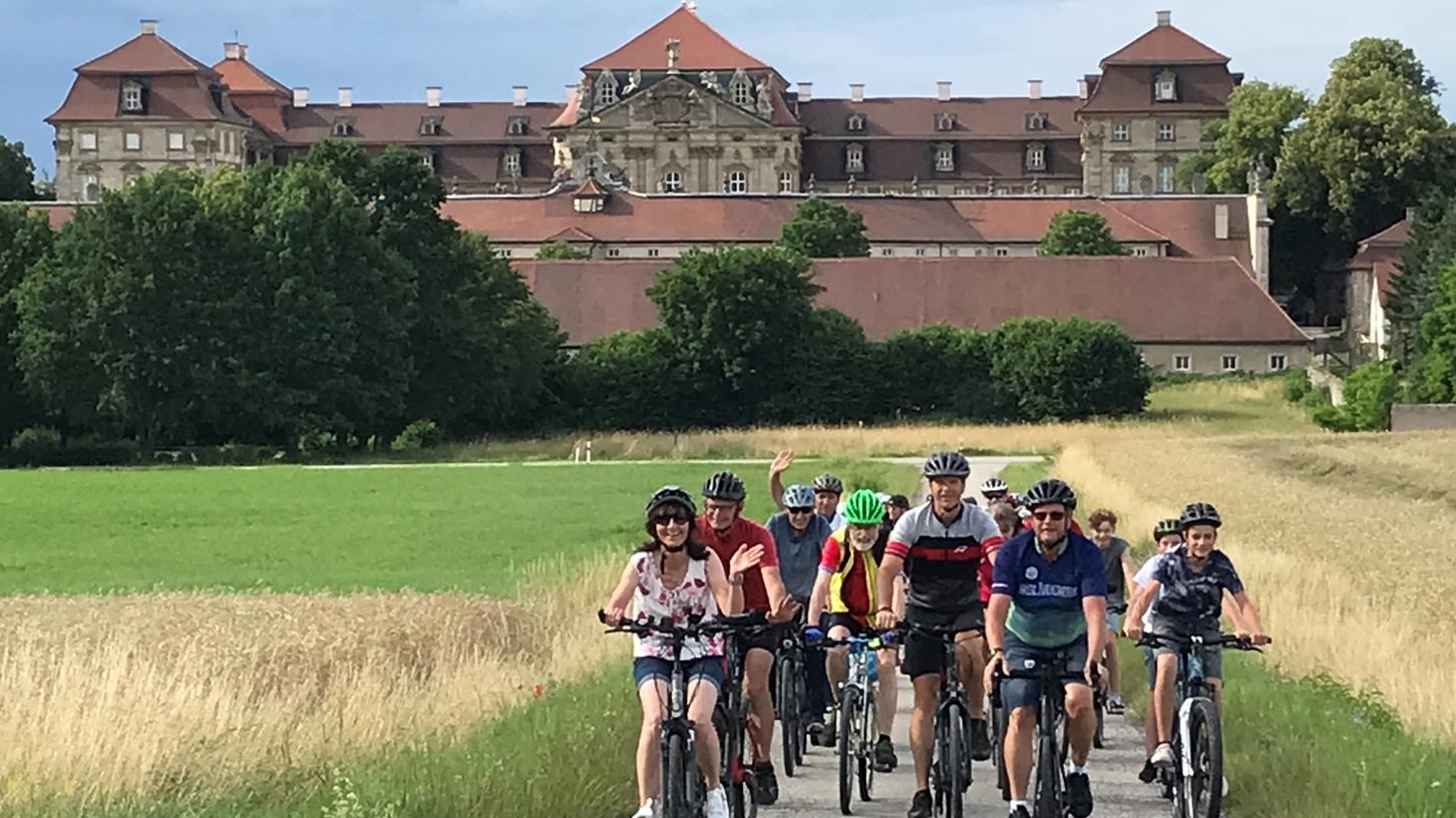 Die Pommersfeldener Stadtradler - hier vor der malerischen Kulissen von Schloss Weißenstein - schafften 45.000 Kilometer.