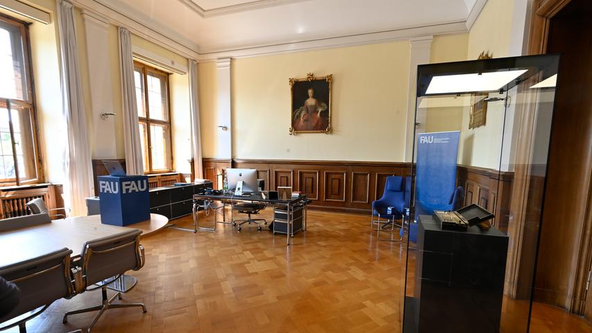 Blick auf das 65 Quadratmeter große Büro des Präsidenten der Friedrich-Alexander-Universität im Erlanger Schloss.
