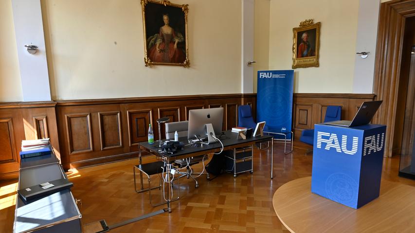 Das Arbeitszimmer des Präsidenten der Friedrich-Alexander-Universität im ersten Stock des Erlanger Schlosses.
Das Arbeitszimmer des Präsidenten der Friedrich-Alexander-Universität im ersten Stock des Erlanger Schlosses.