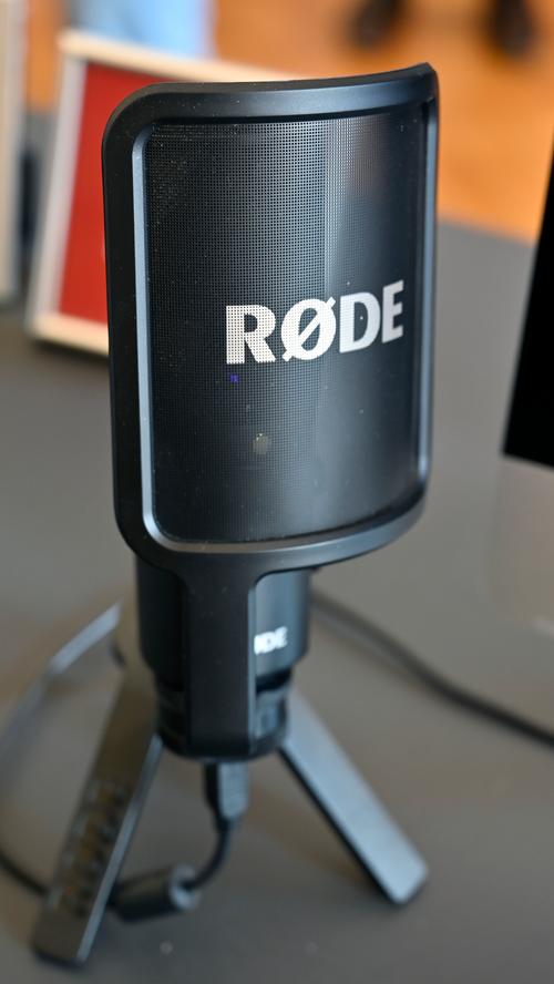 Ein spezielles Mikrofon auf dem Schreibtisch wird für Podcasts und Video-Konferenzen genutzt.

 

