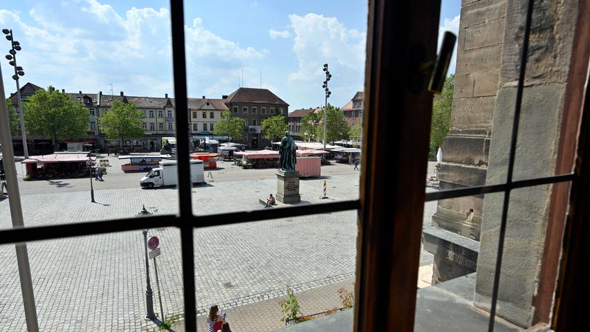 Aus den Fenstern seines Büros hat Prof. Hornegger einen Blick auf Schloss- und Marktplatz.  