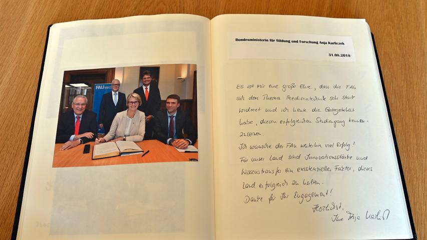 Ins "Goldene Buch" der FAU, das sich ebenfalls im Arbeitszimmer des Präsidenten befindet, haben sich schon viele Prominente eingetragen. Unser Bild zeigt Bundesforschungsministerin Anja Karliczek bei ihrem Besuch in Erlangen.
