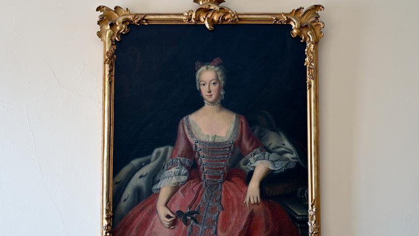 Das Bild der Markgräfin Friederike Sophie Wilhelmine von Preußen, genannt "Die schöne Wilhelmine", schmückt die Wand hinter dem Schreibtisch des Präsidenten.
