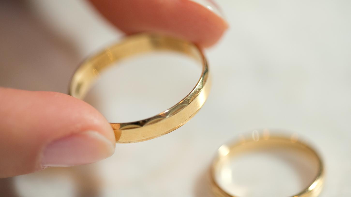 Goldfund nach 50 Jahren: Zur Goldenen Hochzeit erhält ein Mann aus Oberbayern seinen Ehering zurück. (Symbolbild)
Goldfund nach 50 Jahren: Zur Goldenen Hochzeit erhält ein Mann aus Oberbayern seinen Ehering zurück. (Symbolbild)