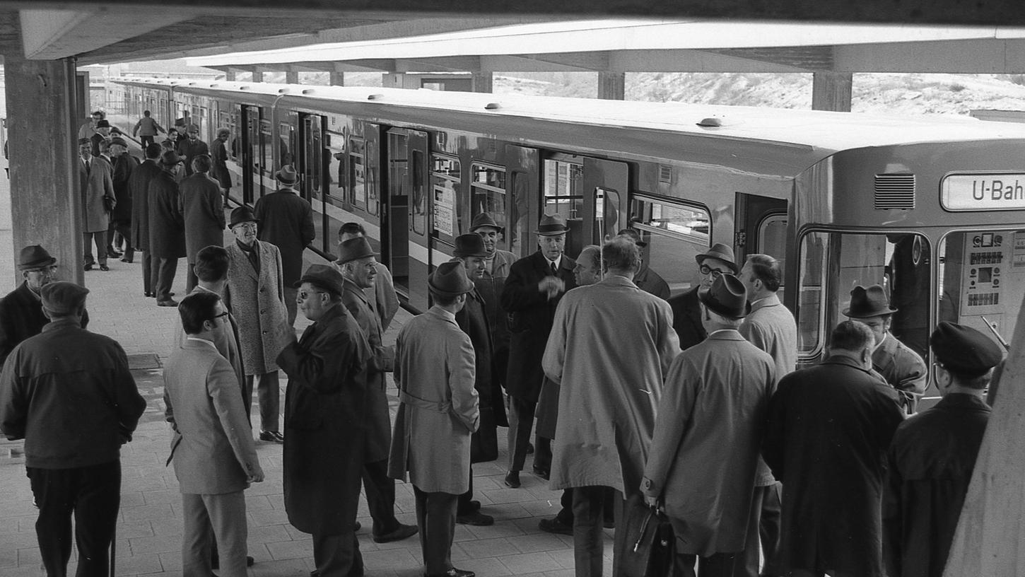 7 Juli 1971 Bauausschu  staunt ber teure U Bahn  M bel  