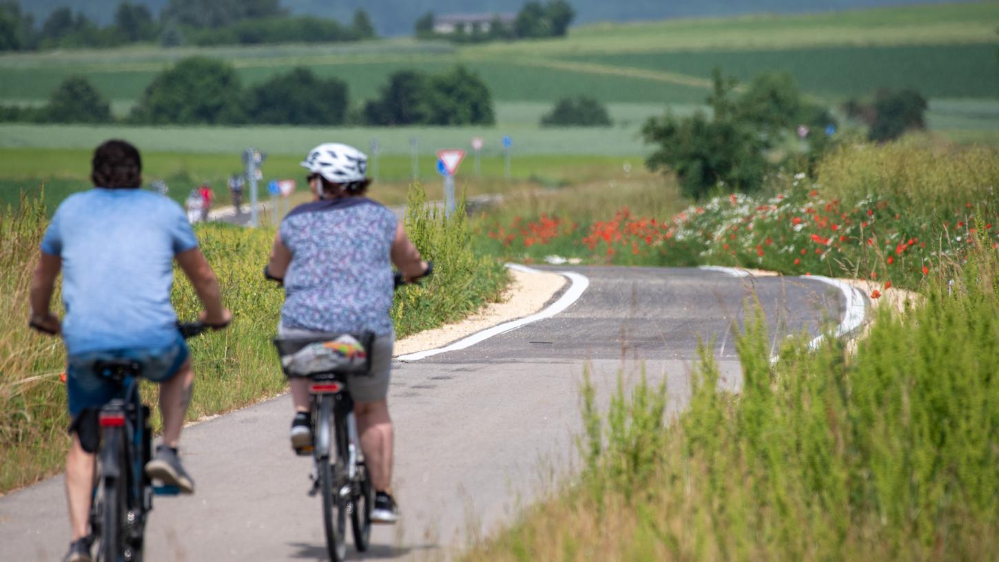 Mehr Sicherheit auf Radwegen durch weiße Randmarkierungen – ein entsprechender Antrag der grünen Kreistagsfraktion wird Thema im Bauausschuss. 