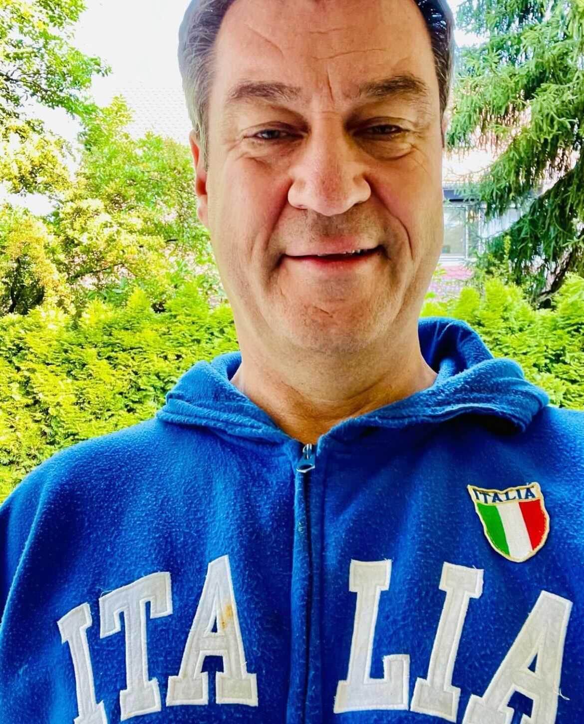 Bei der Fußball-Europameisterschaft im Juni und Juli 2021 fieberte Markus Söder ordentlich mit und besuchte auch Spiele in der Allianz Arena in München. Nach dem Ausscheiden der DFB-Auswahl drückte Söder den Italienern die Daumen. "Die Azzurri haben es verdient - und Italien ist für uns Bayern ohnehin ein Sehnsuchtsland", begründete der CSU-Chef am 3. Juli seine Unterstützung. Für Unterhaltung sorgte der Post, weil auf dem ersten A ein roter Fleck prangte. Ob es sich dabei um eingetrocknete Pizza- oder Pastasoße handelte, blieb zunächst unklar.