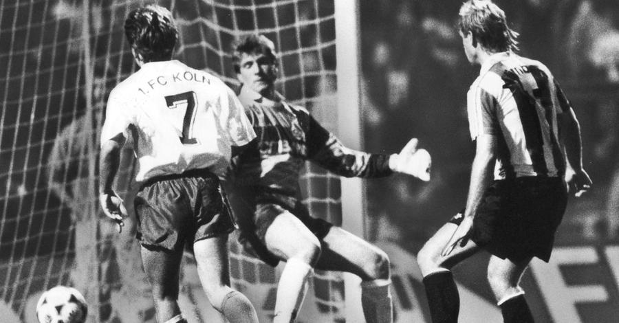 Dieter Eckstein, der Kölns Keeper Illgner hier beim 4:0-Heimtriumph 1991 keine Abwehrchance lässt, ist ein Synonym für Angriffsschwung. Bei 189 Bundesliga-Auftritten im FCN-Dress markierte der pfeilschnelle Stürmer 66 Treffer und firmiert so als torgefährlichster Nürnberger im Oberhaus hinter Heinz Strehl (76).