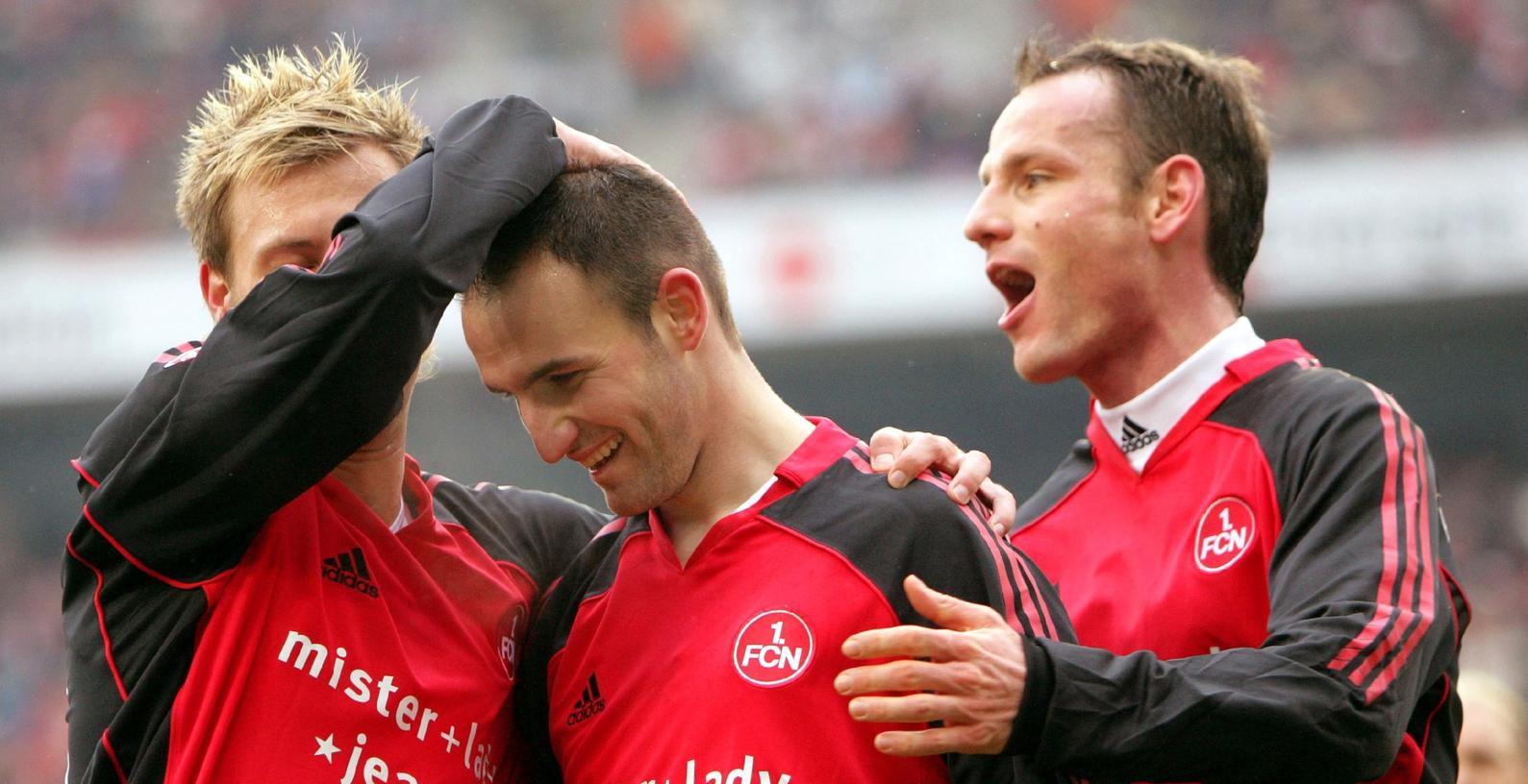 "Eine schöne Zeit": Robert Vittek, beglückwünscht von den Spielkameraden Dominik Reinhardt (links) und Markus Schroth, hatte 2006 in Köln-Müngersdorf gleich dreimal Grund zur Freude, erzielte binnen 16 Minuten einen lupenreinen Hattrick.