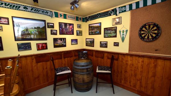 Die ehemaligen Schlaf- und Lagerräume haben die Sportfreunde und ihre Freunde in mühevoller Kleinarbeit umgebaut und detailverliebt gestaltet. Ein Raum wurde einem Irish Pub inklusive Dartscheibe und Holzvertäfelung nachempfunden. Er soll auch an die erste Kneipe der Fans in der Erlanger Straße erinnern.