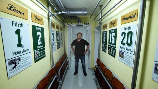 In den schmalen Gängen haben Vorstand Dieter Wirth und seine Mitstreiter unter anderem die Jahrhundertelf der Spielvereinigung verewigt.