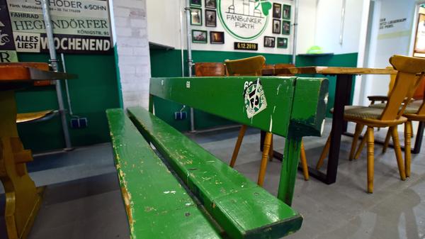 Der Bunker ist voll historischer Schätze: Unter anderem können die Gäste auf den grünen Holzbänken Platz nehmen, die einst auf der alten Haupttribüne des Ronhofs standen.