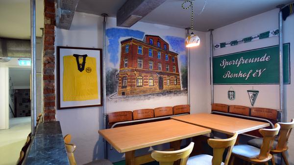 Eine ganz besondere Ecke findet sich ein paar Meter weiter: Seit Jahren verbindet die Sportfreunde Ronhof eine Fanfreundschaft mit dem "Altstadt Kult" aus Bayreuth. Als Zeichen der Verbundenheit haben die Fürther ihren Freunden eine Mini-Kneipe in der Kneipe gewidmet.