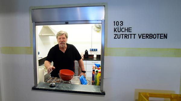 Zutritt veboten: Das galt damals - und es gilt heute. Darüber wacht unter anderem Vorstand Dieter Wirth. Gekocht werden darf hier übrigens nicht, die Fans dürfen nur Speisen aufwärmen.