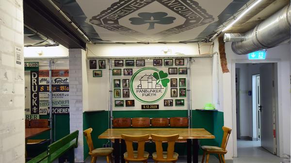 Die Wände zieren auch jede Menge Fotos aus der langen und staubigen Umbauzeit, in der aus dem ehemaligen Hochbunker die neue Heimat der Kleeblattfans wurde.
