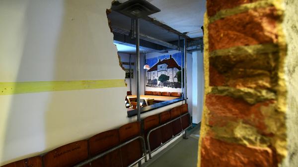 Mancher wird beim Anblick der Steine auch an die vielen Stunden denken, in denen tonnenweise Schutt aus dem Gebäude gebracht werden musste.