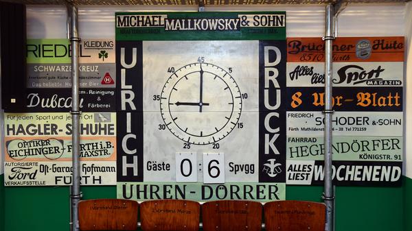 Eines der Highlights im neuen Bunker: Dieter Wirth hat in wochenlanger Handarbeit die Anzeigetafel aus dem alten Ronhof nachgebaut - inklusive aller Schriftzüge der damaligen Werbepartner des Kleeblatts.