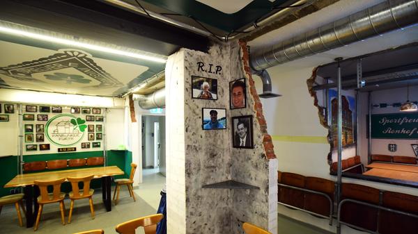 Auch an verstorbene Fürther Fans und Präsidenten wie Edgar Burkart wird an den Wänden erinnert.