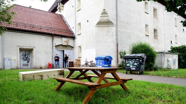 Auf den Flächen vor dem Bunker sollen die Fans demnächst ihr Bier in einem kleinen Biergarten trinken können. Unter anderem stehen dort dicke Steinblöcke, die während des Umbaus aus den Mauern geschnitten wurden, um Fenster einsetzen zu können.