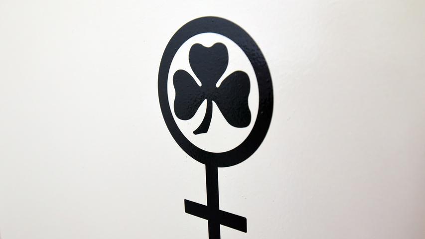 Ein Raum extra für weibliche Kleeblattfans? Nein, diese Malerei weist den Weg zu den Toiletten für die Frauen.