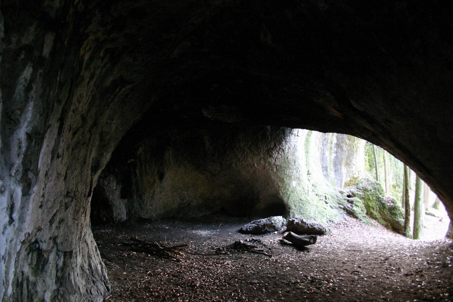 <p>Im Krottenseer Forst (bei Neuhaus an der Pegnitz) findet man diese an einem Wanderweg gelegene Durchgangshöhle. Hier ist das Klettern erlaubt, weshalb es sich um ein beliebtes Ausflugsziel handelt. Um den beeindruckenden Ort für sich zu haben, sollte man am besten bereits morgens dort sein.</p>
