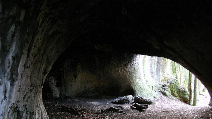Im Krottenseer Forst (bei Neuhaus an der Pegnitz) findet man diese an einem Wanderweg gelegene Durchgangshöhle. Hier ist das Klettern erlaubt, weshalb es sich um ein beliebtes Ausflugsziel handelt. Um den beeindruckenden Ort für sich zu haben, sollte man am besten bereits morgens dort sein.