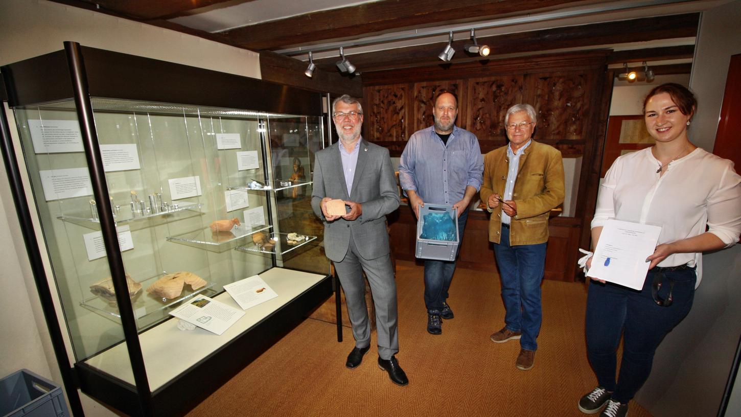 Die Funde der Grabungen an der Gunthildiskapelle im Schambachtal wurden jetzt an das Weißenburger Reichsstadtmuseum übergeben. Übergabe nach 25 Jahren: Neben der Gunthildis-Vitrine, die von Katharina Heinrich M.A. (rechts) konzipiert und gestaltet wurde, freuen sich OB Jürgen Schröppel, Museumsleiter Dr. Mario Bloier und Vereinsvorsitzender Heinz Ottinger (von links) darüber, dass die Funde nun einen würdigen Bestimmungsort gefunden haben.