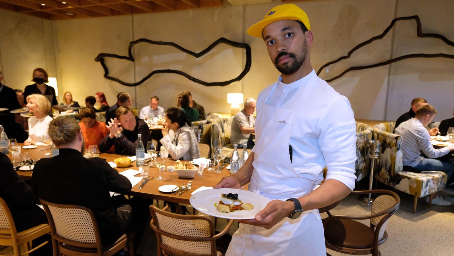 Küchenchef Henri Diagne will mit seinem Team den Gästen die französische Küche und das dazugehörende Lebensgefühl näher bringen.
Küchenchef Henri Diagne will mit seinem Team den Gästen die französische Küche und das dazugehörende Lebensgefühl näher bringen.