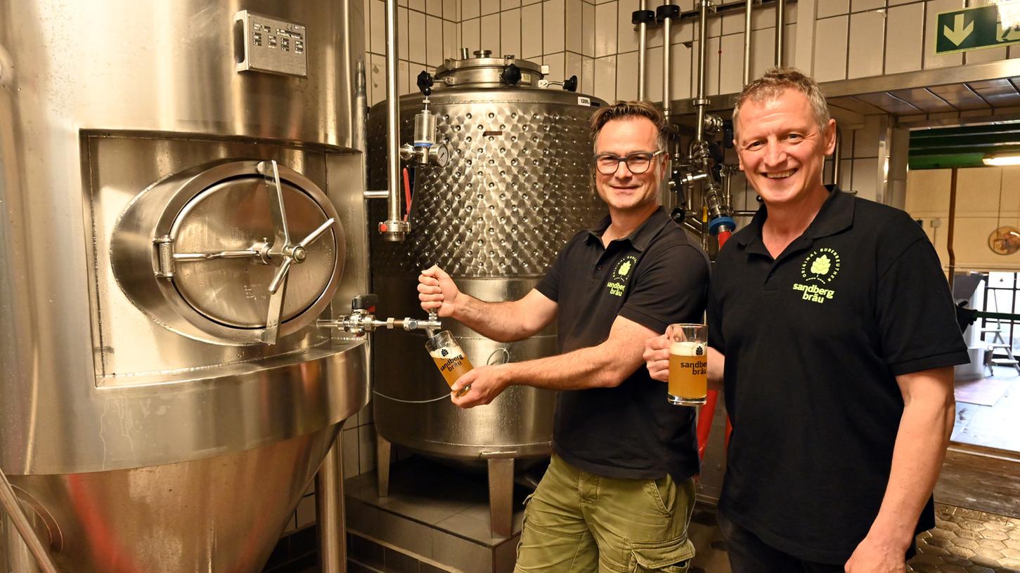  Rainer Schmitz (l.) und Stefan Viktorin haben den Sandberg-Bräu in Bubenreuth aus der Taufe gehoben. Brauen lassen sie unter anderem in der Brauerei Drei Kronen in Memmelsdorf. 