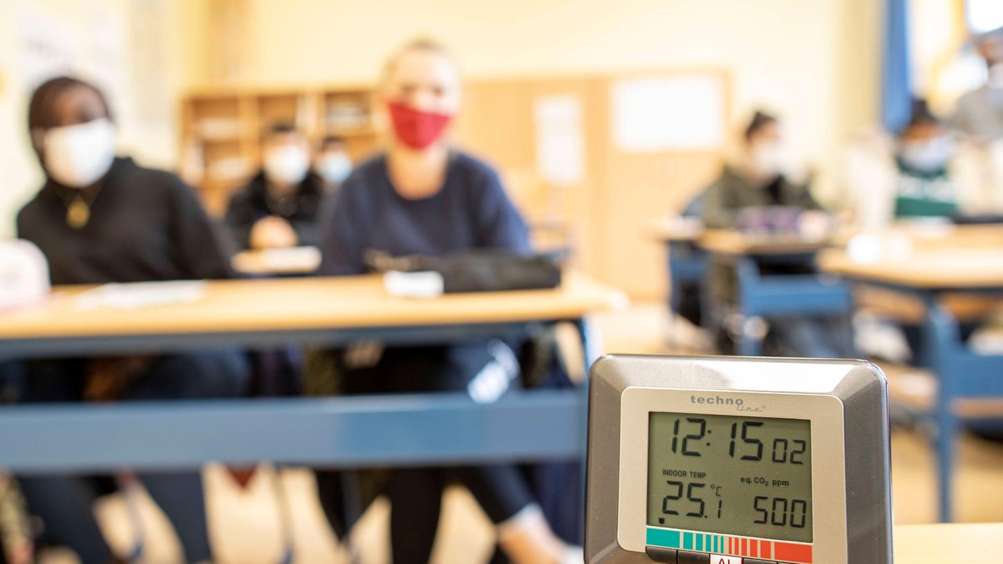 Trotz Luftfilteranlagen in den Klassenzimmern muss nach wie vor sechs Mal pro Stunde gelüftet werden.