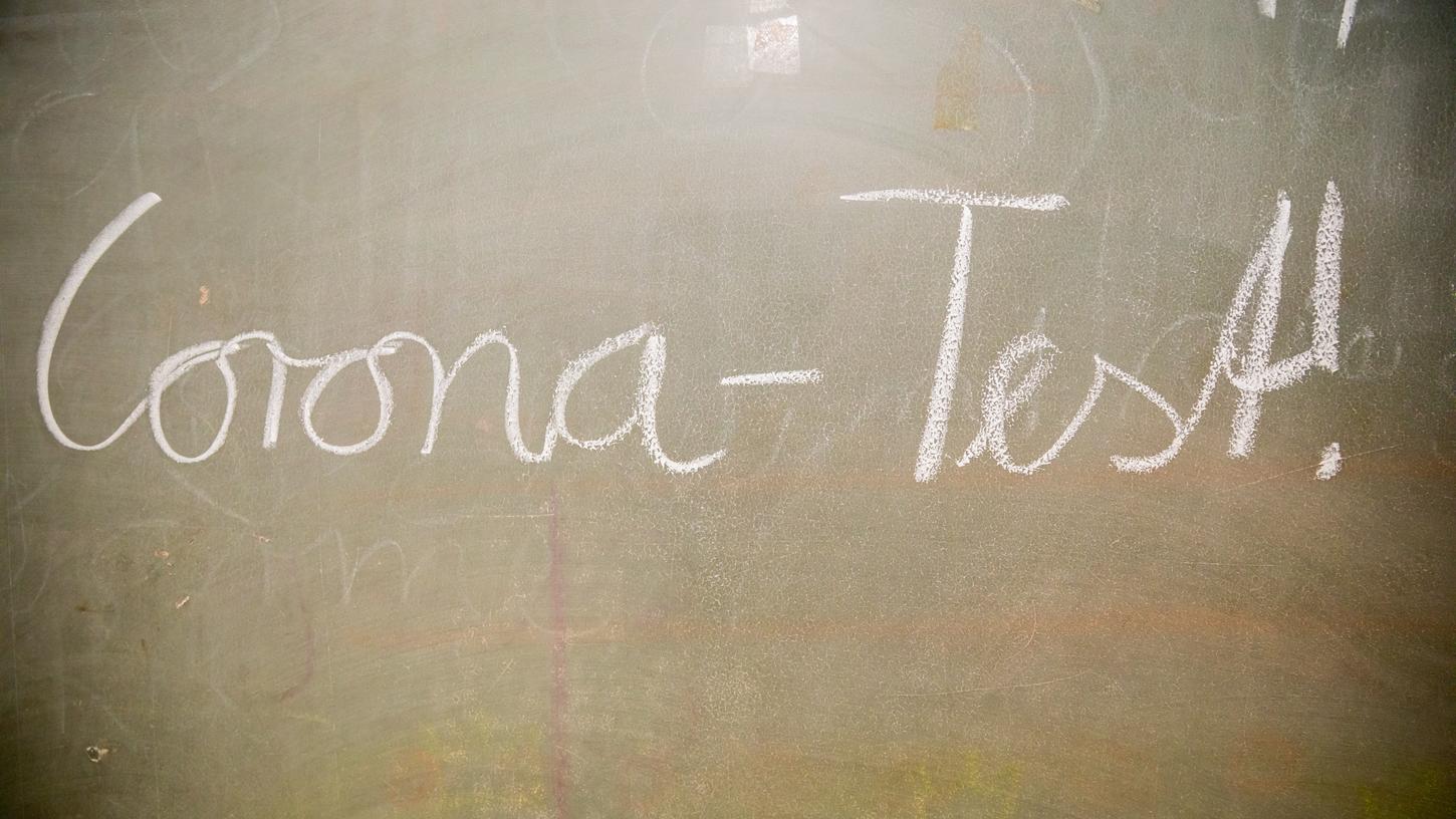  «Corona-Test!» steht bei einem Probelauf mit Corona-Schnelltests an einer Grundschule auf eine Tafel geschrieben.