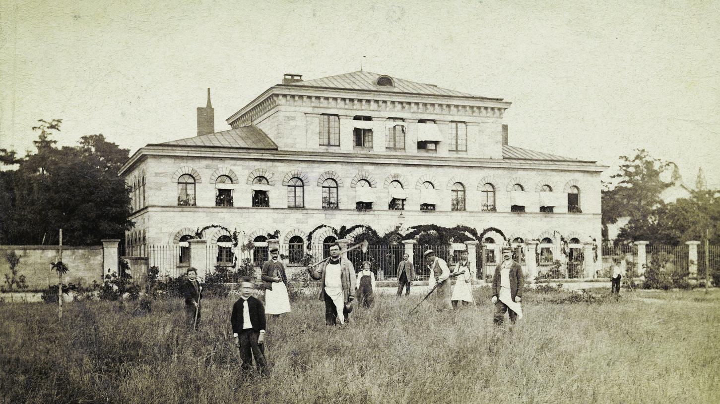 Die Heil- und Pflegeanstalt Erlangen um 1890 - zu dieser Zeit wuchs die Einrichtung auf bis zu 750 Pfleglinge an. Heute geht es um die Menschen, die in der NS-Zeit in der HuPfla waren.