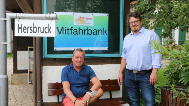Werner Pfaffenberger (links) vom Bürgerverein „Lebendiges Offenhausen“ und Bürgermeister Martin Pirner weihen die Mitfahrbank ein. Werner Pfaffenberger (links) vom Bürgerverein „Lebendiges Offenhausen“ und Bürgermeister Martin Pirner weihen die Mitfahrbank ein.