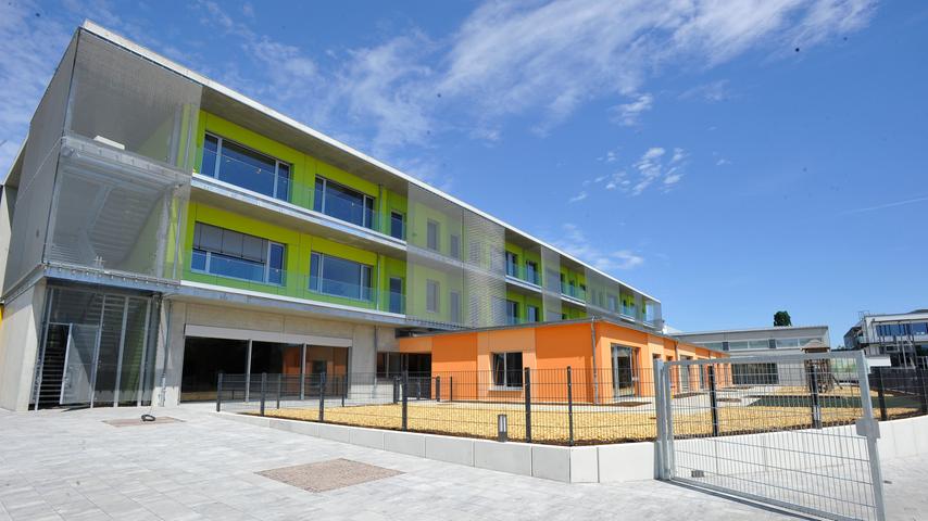Dem grünen Hauptgebäude ist der orangefarbene Flachbau für die Schulvorbereitende Einrichtung (SVE) vorgelagert.