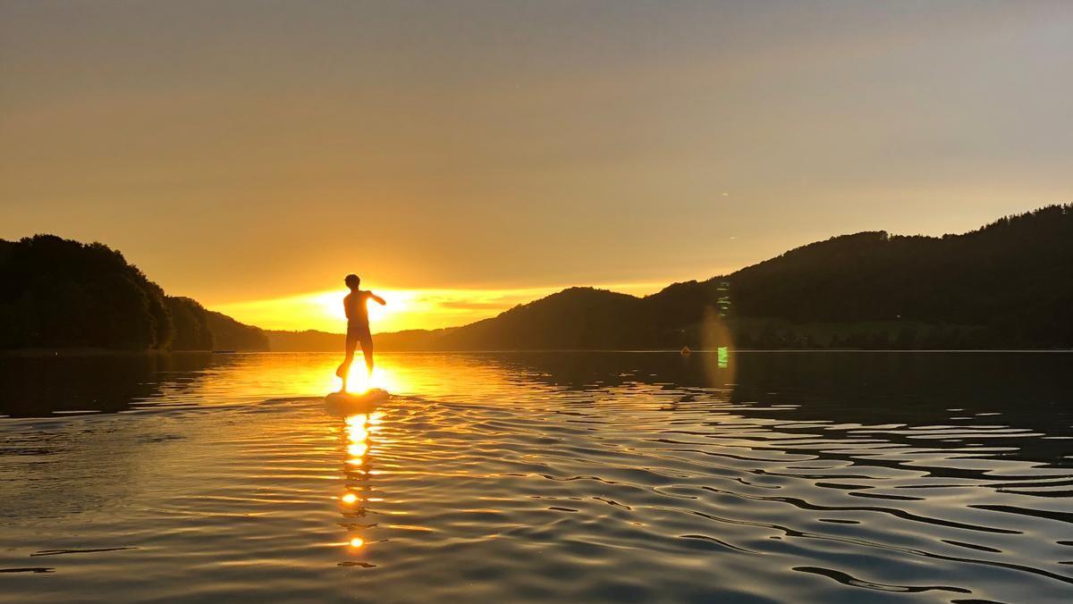 Dem Sonnuntergang entgegen: Stand Up Paddeln am Fuschlsee.
Dem Sonnuntergang entgegen: Stand Up Paddeln am Fuschlsee.
