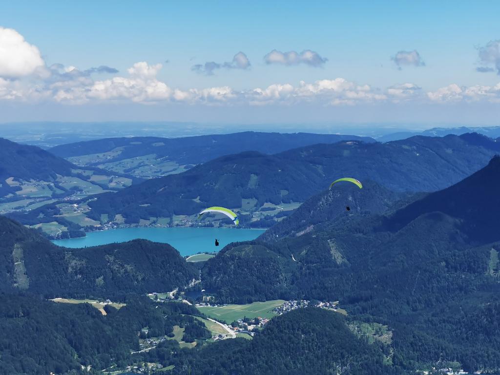 Gleitschirmflieger in der Fuschlseeregion, hier mit Blick auf den Wolfgangsee.
Gleitschirmflieger in der Fuschlseeregion, hier mit Blick auf den Wolfgangsee.