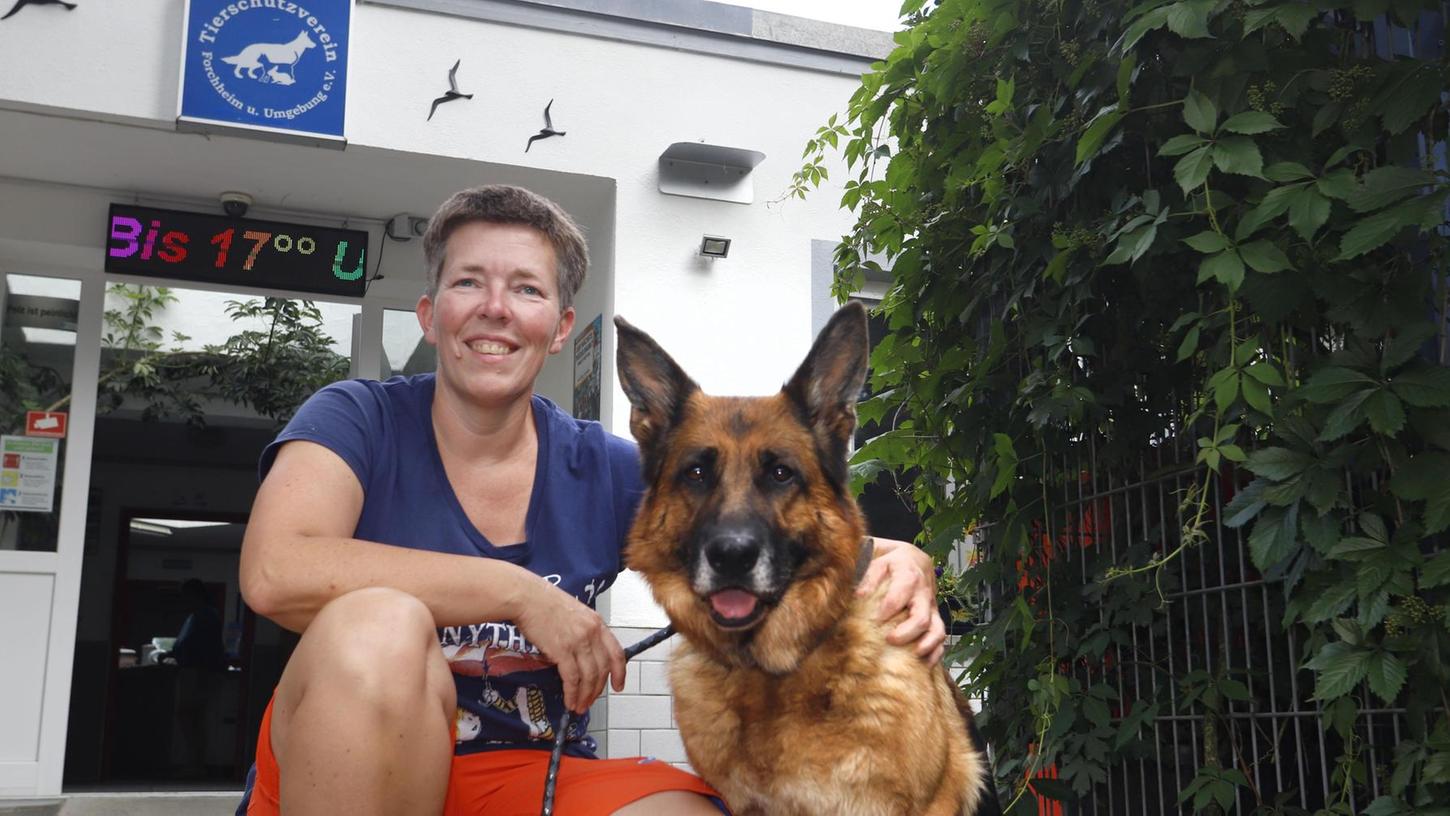 Karin Adelmann vom Tierschutzverein mit Schäferhündin Britta vor dem Forchheimer Tierheim. Sie können den Betriebskostenzuschuss gut brauchen.
