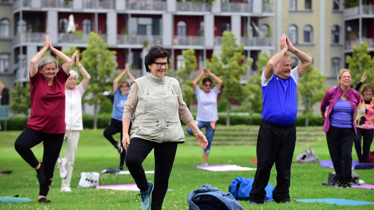 Gleich beim ersten Yoga-Kurs im Südstadtpark fanden sich wieder viele Fans des kostenlosen Angebots ein.