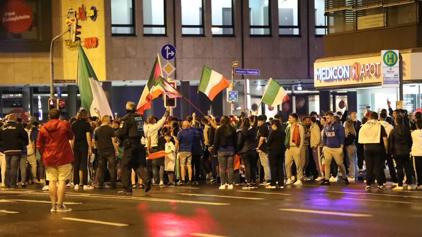 Italien ist im EM-Finale: Fans feiern ausgelassen am Plärrer