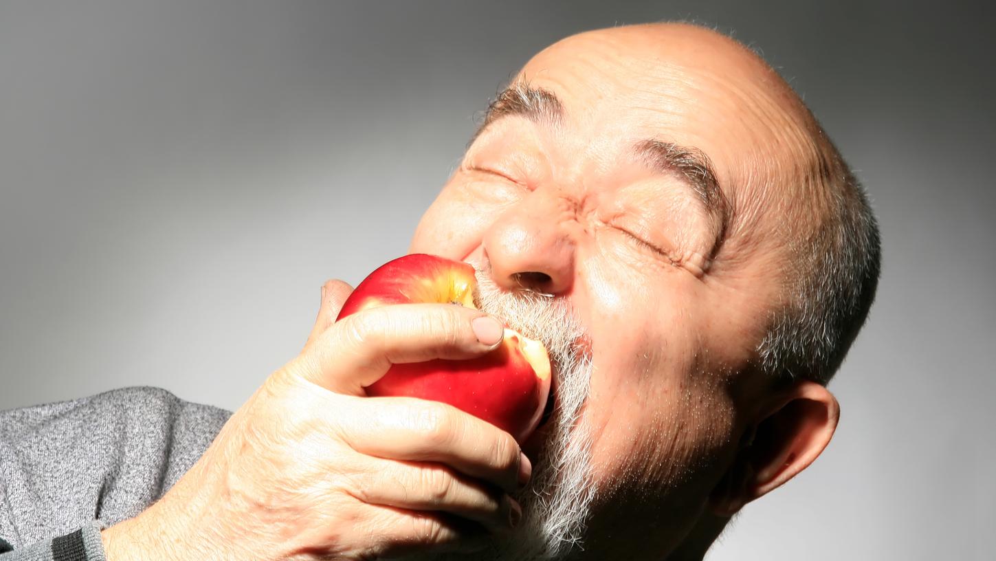 Wer auch morgen noch kraftvoll zubeißen will, sollte auf erste Anzeichen von Parodontitis achten. Der Biss in den Apfel könnte einiges verraten.