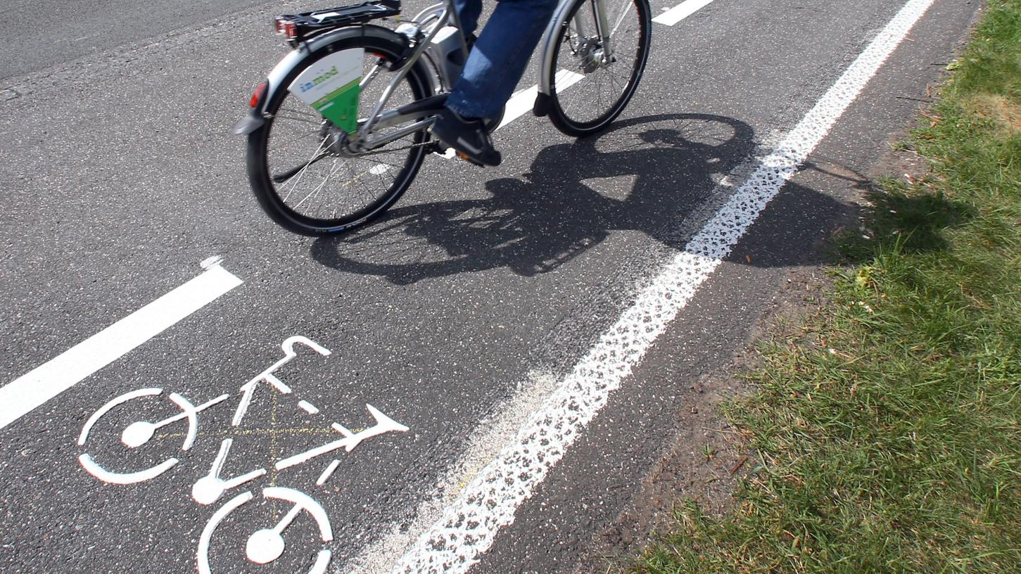Wann beidseitige weiße Randmarkierungen auf Radwegen Sinn machen, soll zukünftig geprüft werden. 