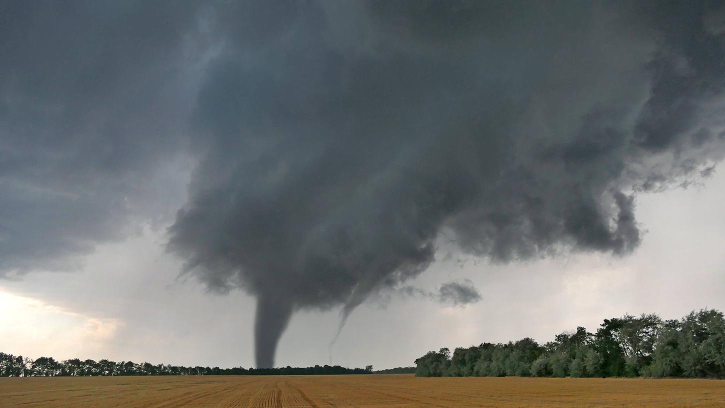 Ein Tornado ist eine Luftsäule mit Bodenkontakt, die um eine mehr oder weniger senkrecht orientierte Achse rotiert. Die drehenden Wirbelwinde entstehen, wenn sich verschiedene feuchte und warme Luftmassen übereinanderschichten oder zusammenprallen.