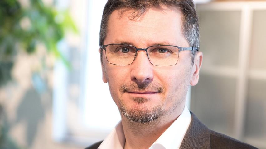 Professor Jörg Pscherer mahnt zur Gelassenheit und wirbt dafür, seinen Mitmenschen auch mal ein Lächeln zu schenken - selbst mit Maske, schließlich lächeln die Augen mit. Professor Jörg Pscherer mahnt zur Gelassenheit und wirbt dafür, seinen Mitmenschen auch mal ein Lächeln zu schenken - selbst mit Maske, schließlich lächeln die Augen mit.