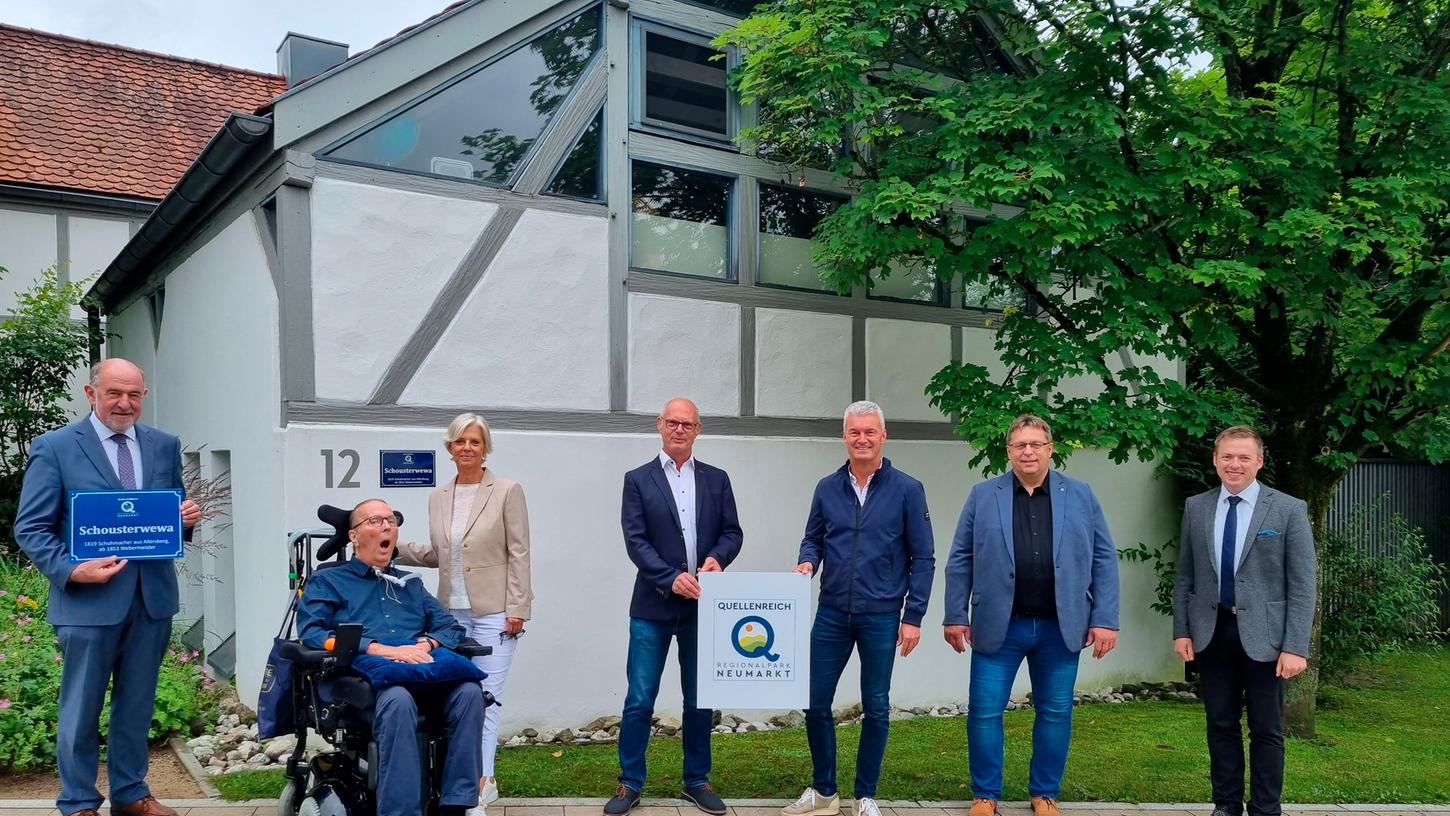  Am Wohnhaus von Gudrun und Johannes Berschneider in Pilsach wurde das Hausnamen-Projekt des Regionalparks "QuellenReich" vorgestellt.