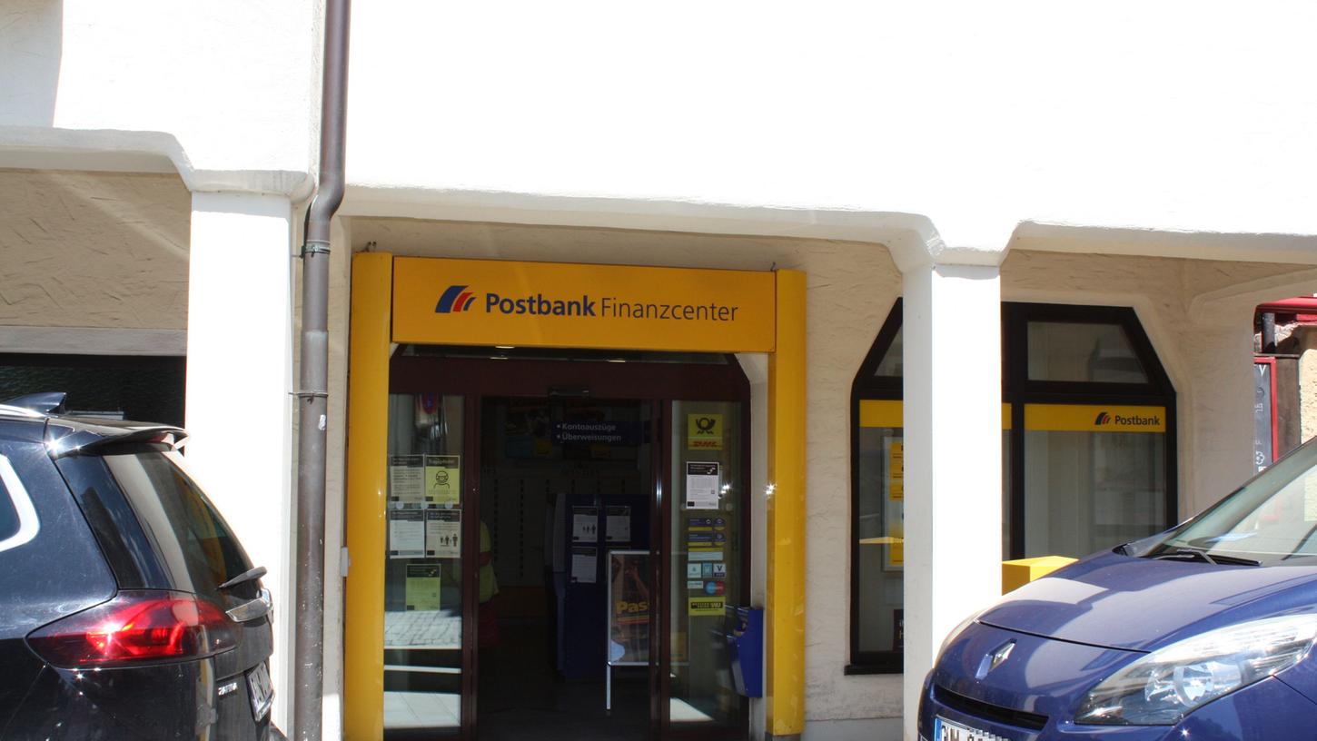 Nun hat es die Postbank offiziell bestätigt: Die Filiale am Hafnermarkt 7 wird im Frühjahr 2022 geschlossen. Nun hat es die Postbank offiziell bestätigt: Die Filiale am Hafnermarkt 7 wird im Frühjahr 2022 geschlossen.