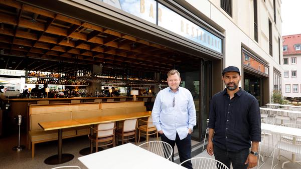 Omar Schmelzer und Jens Brockerhof betreiben im Augustinerhof unter anderem die Brasserie Nitz. Im Sommer lässt sich die Front des Lokals zur großen Terrasse hin öffnen.