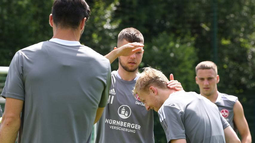 Kennt man von der Nationalmannschaft und der EM: Wenn beim Fußball jemand ein Spielchen verliert, gibt es was auf die Ohren. Hier vorgeführt vom Club, Erik Shuranov und dem armen Mats Möller Daehli.