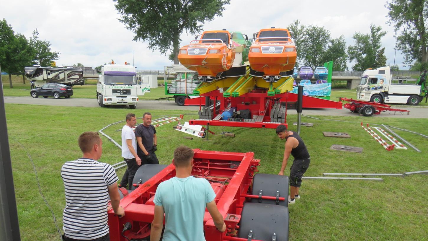Noch sind die Kabinen aufgebockt - bald geht es für sie rund auf dem Festplatz an den Aischwiesen.
Noch sind die Kabinen aufgebockt - bald geht es für sie rund auf dem Festplatz an den Aischwiesen.