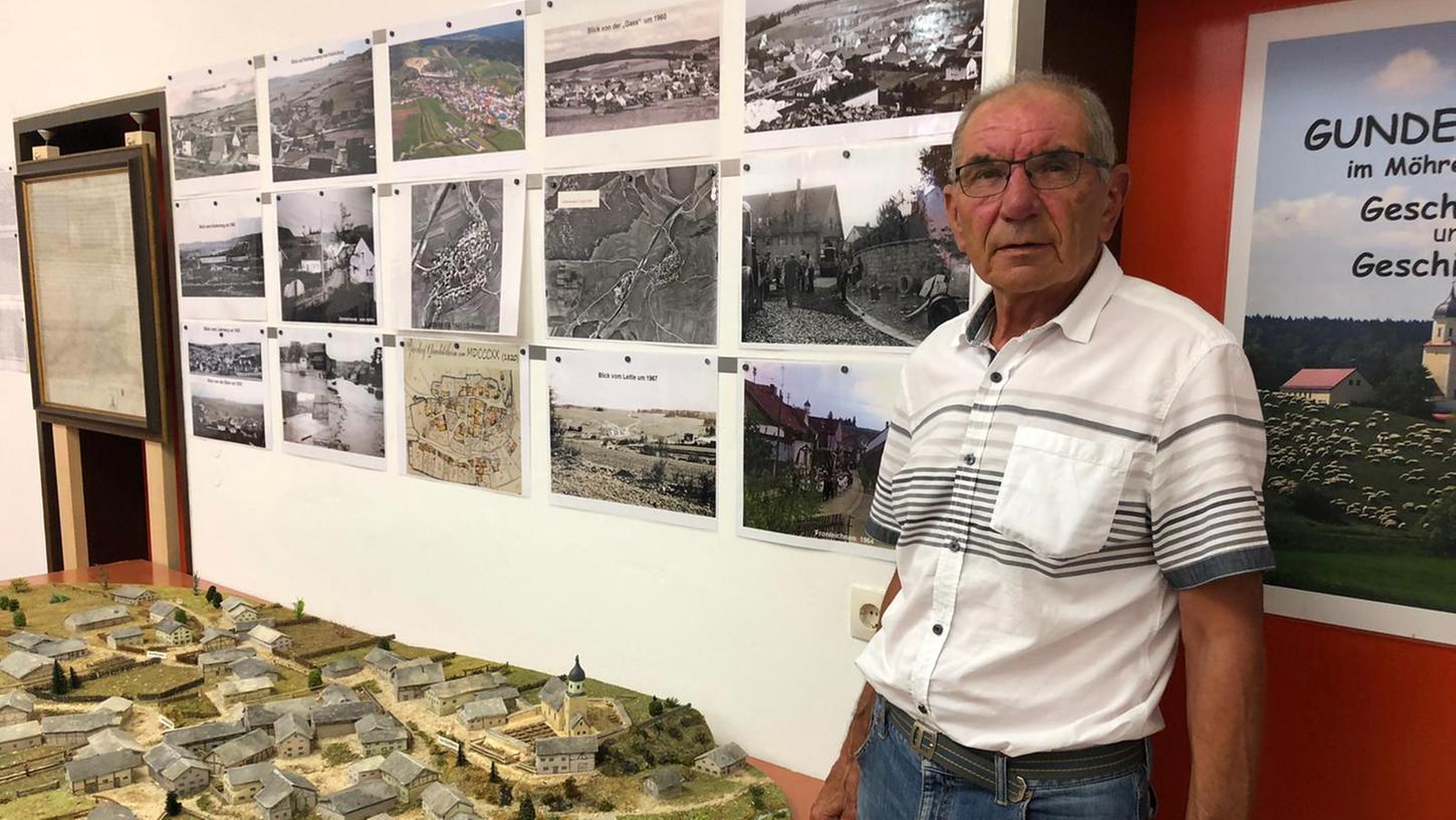 Josef Seel lebt und liebt Gundelsheim. In regelmäßigen Ausstellungen informiert er über "sein" Dorf.
Josef Seel lebt und liebt Gundelsheim. In regelmäßigen Ausstellungen informiert er über "sein" Dorf.